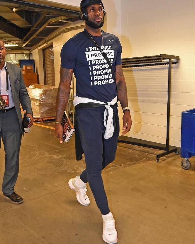 斯帕莱蒂：迪格雷戈里奥是一门；库普踢中卫就是为了参与进攻（斯帕莱蒂：迪格雷戈里奥门前稳健，安排库普踢中卫是为加强进攻）