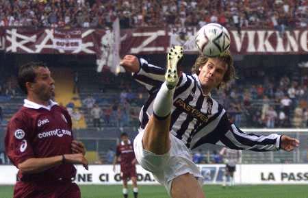 球星被拍到训练加练远射，努力程度获认可（球星被曝训练场加练远射，拼劲获外界称赞）