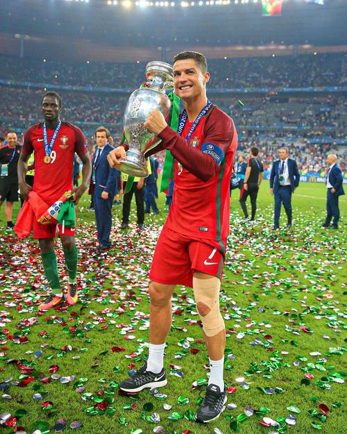 康宁汉姆半场15分7助攻，斯图尔特变身进攻端奇兵（康宁汉姆半场轰15分7助，斯图尔特化身进攻奇兵）