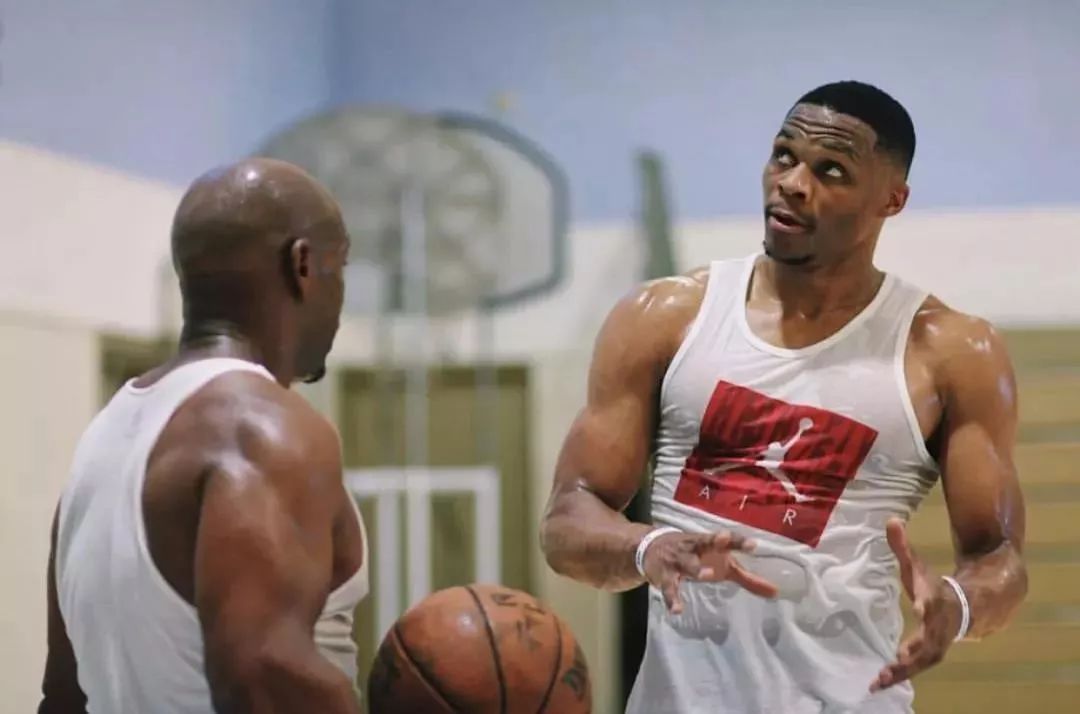 科尔：不清楚巴特勒的具体伤情，训练师告诉我他下半场不会上（科尔：尚不清楚巴特勒伤情细节，队医已告知其缺席下半场）