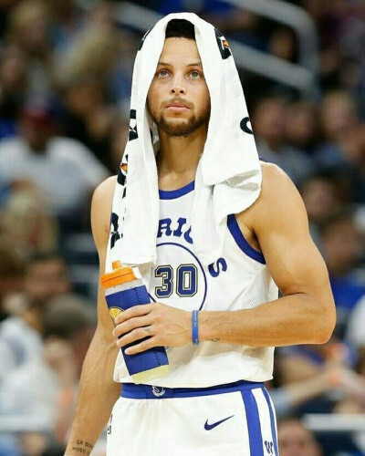 调皮二娃上线，穆勒庆祝夺冠时和25号队友高尔德顶牛假装受伤（穆勒夺冠庆祝又整活，与25号队友高尔德顶头后夸张装伤）