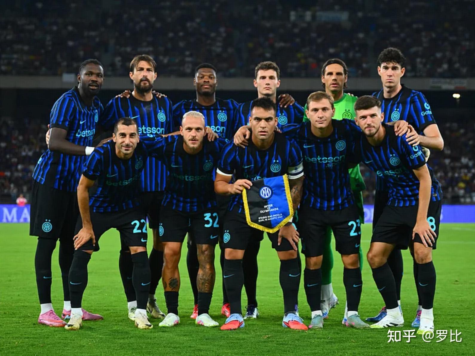 今年上海双雄争冠战启用外籍裁判，去年的主裁为傅明、李海新（今年上海双雄争冠对决将由外籍裁判执法，去年主哨为傅明、李海新）