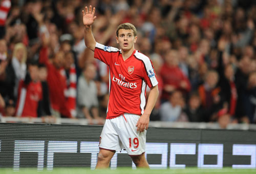 火药味！陶汉林垫脚纪卓违体犯规引刘维伟暴怒 冲到球场内质疑裁判吃T（赛场火药味十足：陶汉林疑似垫脚、纪卓违体，刘维伟怒闯场内质疑判罚被判技犯）