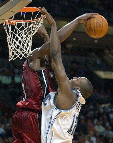 状态低迷遭遇三连平，皇马丢掉西甲积分榜榜首（三连平状态不佳，皇马让出西甲榜首）