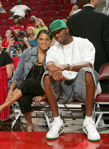 杭州女足举行环西湖徒步活动，全程八公里（杭州女足开展西湖环湖8公里徒步活动）