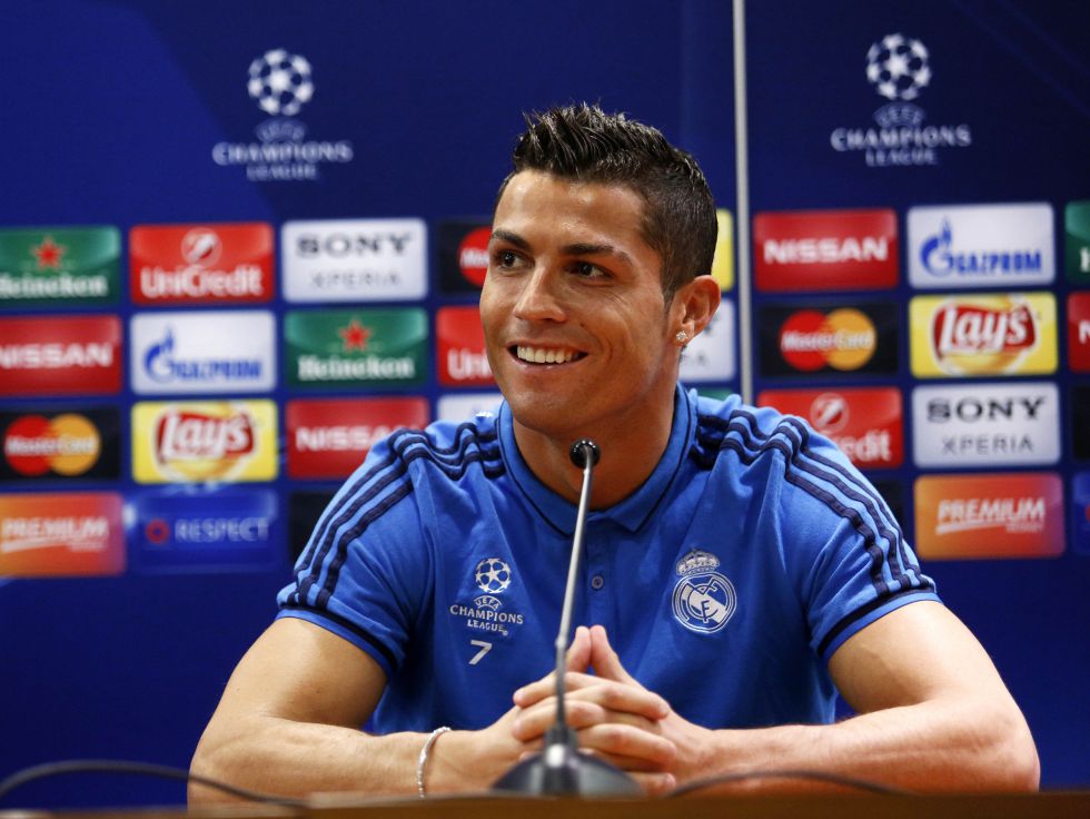 那不勒斯官方：洛博特卡在意杯赛前热身时左腿后胫肌拉伤（那不勒斯官方消息：意杯赛前热身时，洛博特卡左腿后胫肌拉伤）